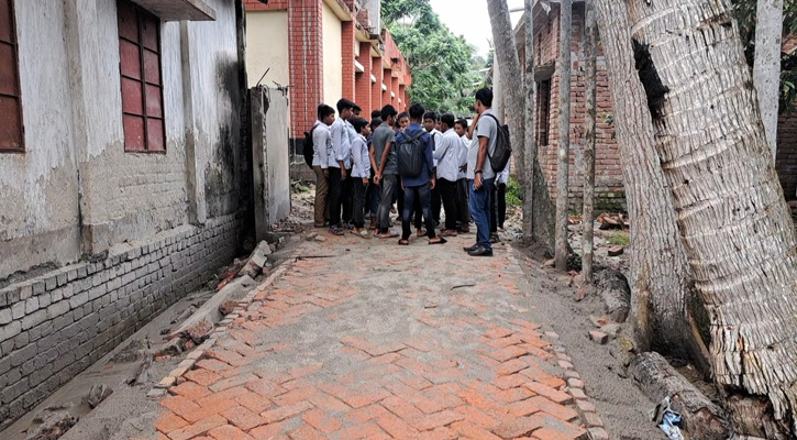 রাজবাড়ীর বালিয়াকান্দি বিদ্যালয়ের দেয়াল ভেঙে জায়গা দখল করে রাস্তা নির্মাণের অভিযোগ