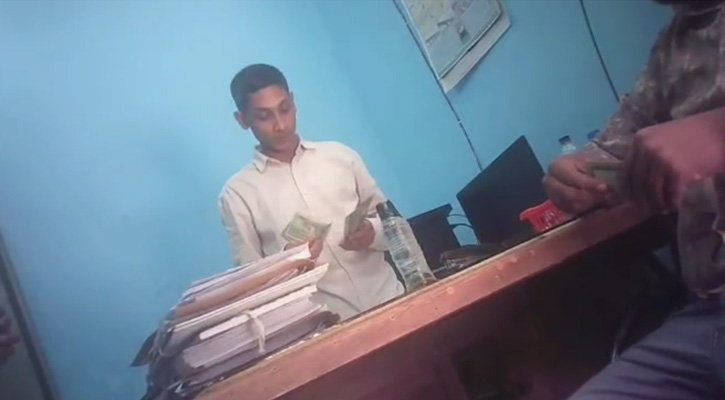 ঘুষের টাকা গুনে গুনে বুঝে নেন ,চুয়াডাঙ্গা জনস্বাস্থ্য প্রকৌশল অধিদপ্তরের ক্যাশিয়ার উজ্জ্বল বড়ুয়া