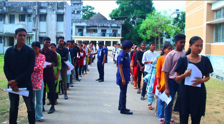 খাগড়াছড়িতে ট্রেইনি রিক্রুট কনস্টেবল পদে নিয়োগ পরীক্ষা অনুষ্ঠিত