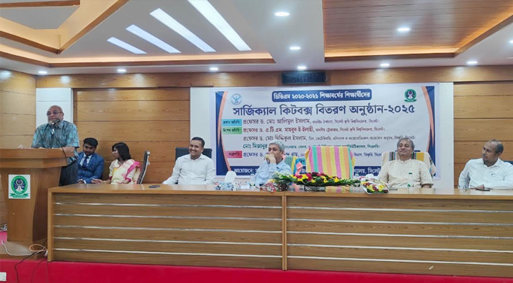 সিকৃবিতে ভেটেরিনারি অনুষদের শিক্ষার্থীদের মাঝে সার্জিক্যাল কিট বক্স বিতরণ