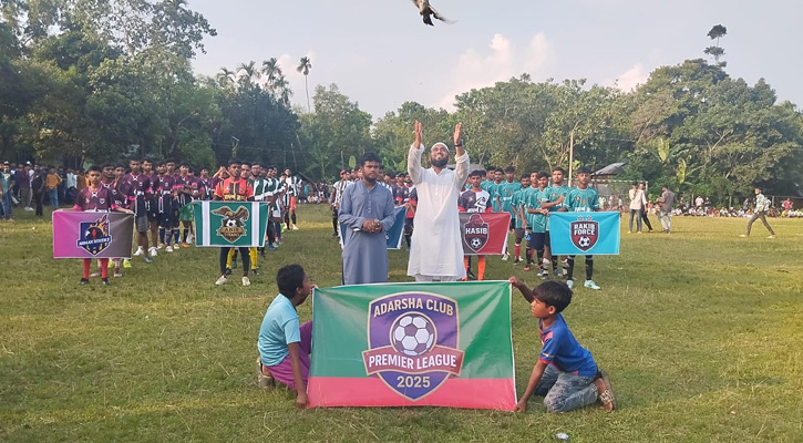 নালিতাবাড়ীতে ফুটবল খেলায় মানুষের ঢল
