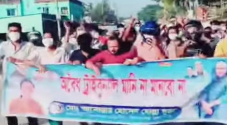 কিশোরগঞ্জে মাস্ক ও হেলমেট পরে নিষিদ্ধ ছাত্রলীগের ঝটিকা মিছিল