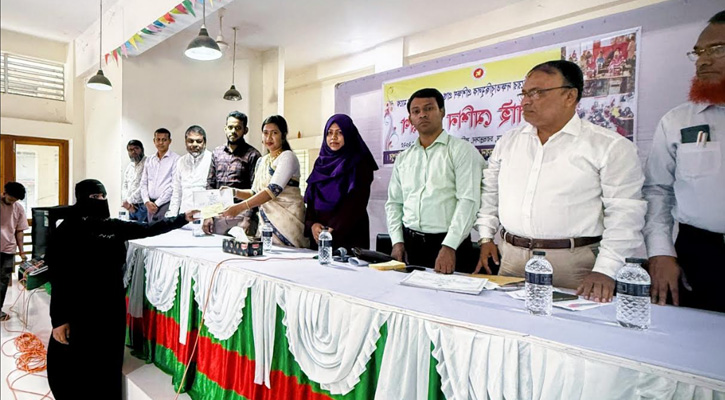 চরভদ্রাসনে পঞ্চাশ নারীকে সেলাই মেশিন বিতরণ