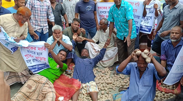 কুড়িগ্রামে হিমাগার ভাড়া বৃদ্ধির প্রতিবাদে সড়কে আলু ফেলে অবরোধ