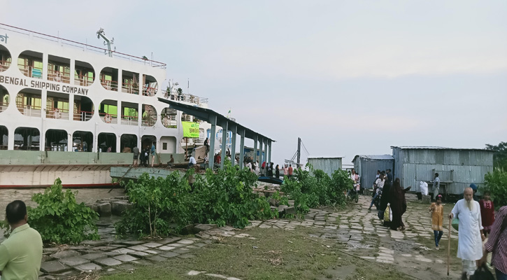 ভোলার ইলিশা লঞ্চঘাটের পল্টুন ছিঁড়ে নদীতে
