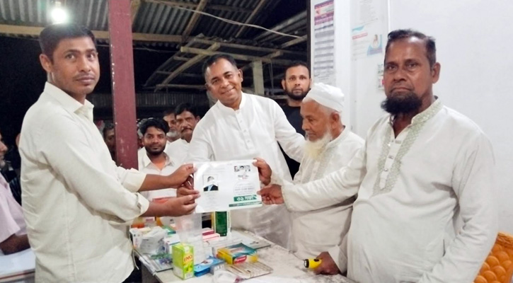 শিবচরে বিএনপির ৩১ দফার লিফলেট বিতরণ