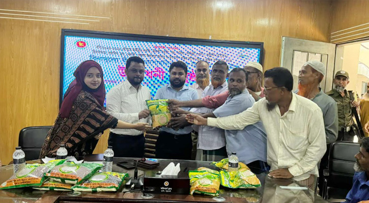 কৃষি উন্নয়নে নতুন উদ্দীপনা, দুমকিতে বিনামূল্যে বীজ ও সার বিতরণ