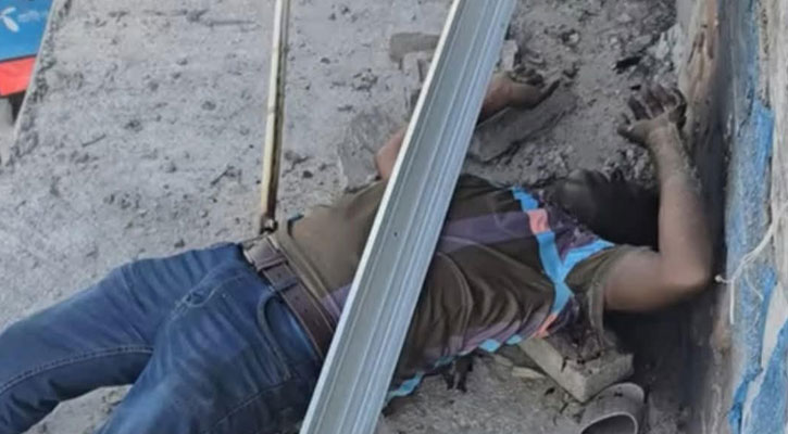 কেশবপুরে জানালার কাজ করতে গিয়ে বিদ্যুৎস্পৃষ্টে শ্রমিকের মৃত্যু, আহত ২
