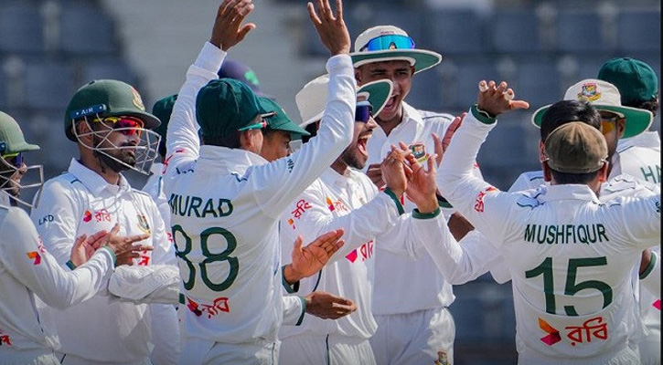 অলআউট না করার হতাশা নিয়ে দিন শেষ করলো বাংলাদেশ