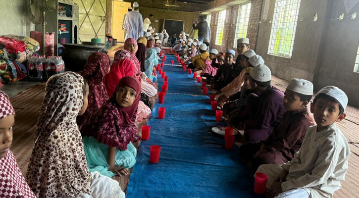 ‘আমরা বিএনপি পরিবার’র উদ্যোগে খালেদা জিয়ার সুস্থতা কামনায় দোয়া ও খাবার বিতরণ