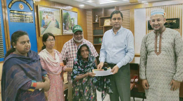 বিধবা আমেনা পেলেন জেলা প্রশাসনের পক্ষ থেকে সহায়তা
