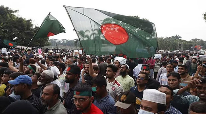 বৃষ্টি উপেক্ষা করে মানিক মিয়া অ্যাভিনিউয়ে  জনতার ঢল