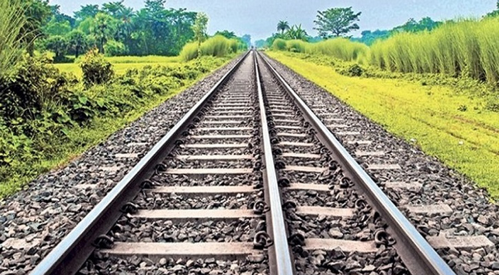 ট্রেনে কাটা পড়ে যুবতীর রহস্যজনক মৃত্যু