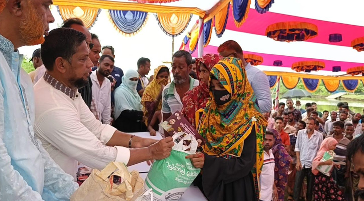 তারেক রহমানকে পক্ষ থেকে রামপালে নগদ অর্থ, শাড়ি লুঙ্গি ও চাউল বিতরণ করেন কৃষিবিদ শামীম