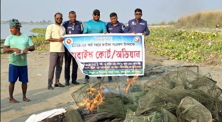 চরভদ্রাসনে পদ্মা নদীতে অবৈধ বাঁধ-জাল অভিযান