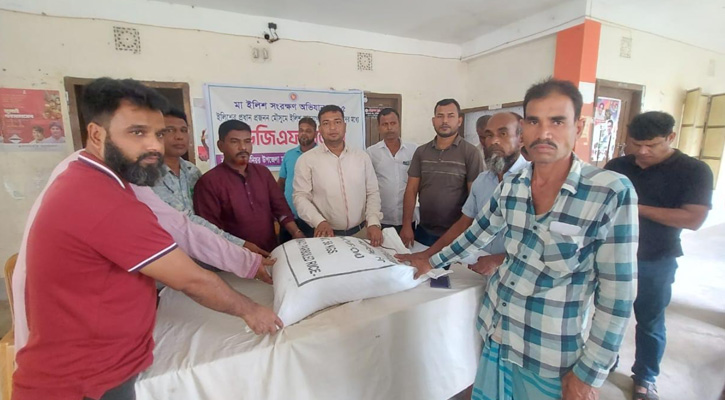 রাজবাড়ীতে নিবন্ধিত জেলেদের মাঝে ২৫ কেজি করে চাল বিতরণ