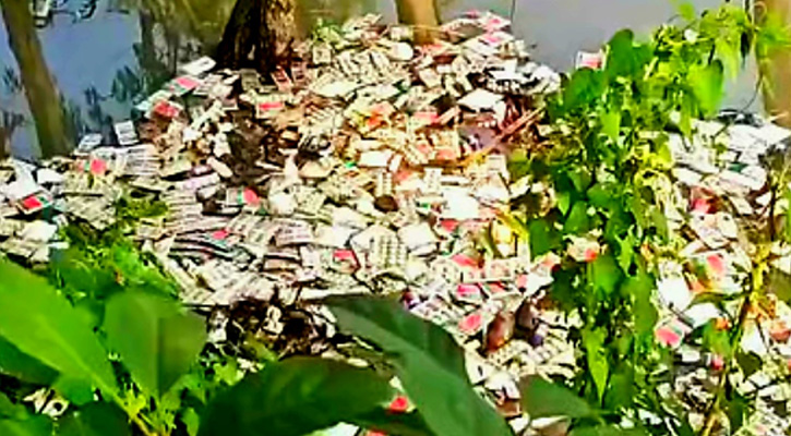 ইসলামপুরে ডোবার পানিতে ভাসছে সরকারি ওষুধ