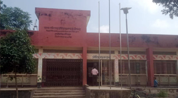 সাটুরিয়ায় ফৌজিয়া মালেক সরকারি প্রাথমিক বিদ্যালয় সহকারী শিক্ষকের ব্যক্তিগত দখলে