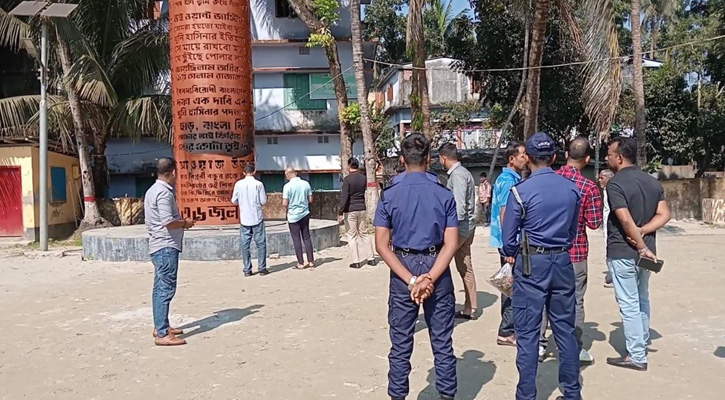 পিরোজপুরে জুলাই স্মৃতিস্তম্ভে অগ্নিসংযোগ