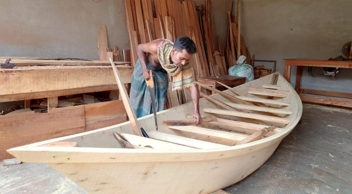 বর্ষার আগমনী বার্তায় নৌকা তৈরিতে ব্যস্ত কারিগরেরা