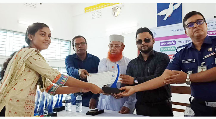 দুমকীতে মেধাবী শিক্ষার্থীদের মাঝে পুরস্কার বিতরণ