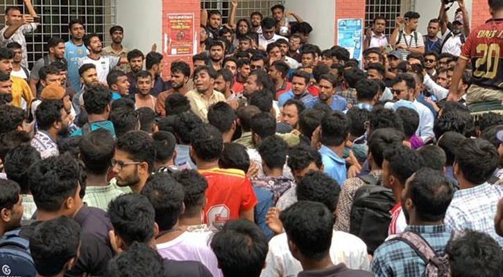 শিক্ষার্থীদের প্রতিরোধে পিছু হটলো ছাত্রদল, তালা ভেঙে মনোনয়ন বিতরণ