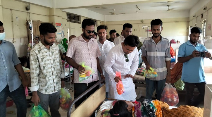 মাদারগঞ্জে রোগীদের হাতে বিএনপি নেতার ফলমূল ও নগদ সহায়তা প্রদান