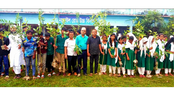 নান্দাইলে শিক্ষার্থীদের মাঝে ৫০০ গাছের চারা বিতরণ