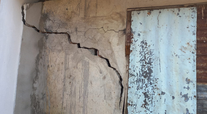 ভূরুঙ্গামারীতে ড্রেজার দিয়ে মাটি খননে পাকা ঘর ধসে ৩৯ লাখ টাকার ক্ষতি