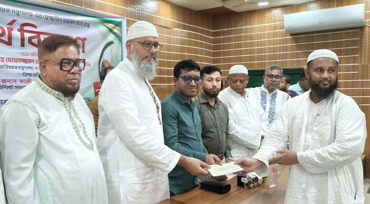 মুরাদনগরে ৪৭ ব্যক্তি-প্রতিষ্ঠানের মাঝে ধর্মমন্ত্রীর ১০ লাখ টাকার অনুদান বিতরণ