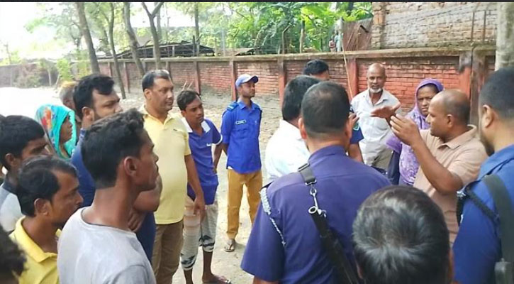 তানোরে খাদ্য গুদামের বস্তায় চাল কম জানতে চাওয়ায় ইউপি চেয়ারম্যানকে লাঞ্ছিত