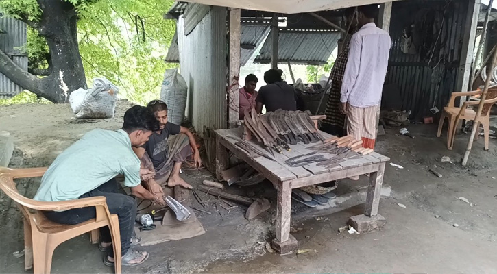 কোরবানির ঈদ উপলক্ষে টুং টাং শব্দে মুখরিত চরভদ্রাসনের কামারপট্টি