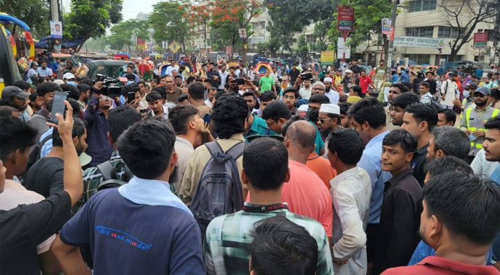নতুনবাজারে ইউআইইউ শিক্ষার্থীদের সড়ক অবরোধ