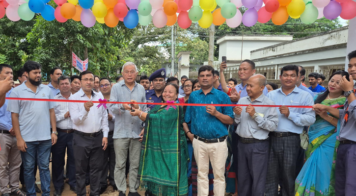 খাগড়াছড়িতে বিদ্যালয়ের নবনির্মিত প্রধান ফটক উদ্বোধন করলেন পার্বত্য উপদেষ্টা