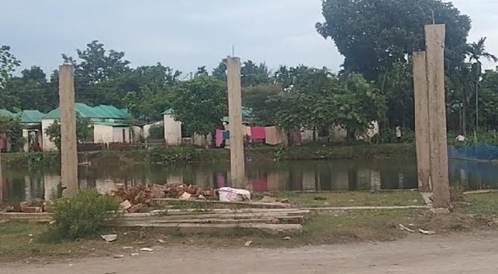 মদনে পুকুর দখল করে ভবন নির্মাণের অভিযোগ