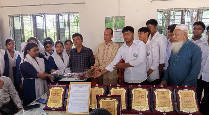 আবেগময় পরিবেশে প্রধান শিক্ষককে বিদায় সংবর্ধনা