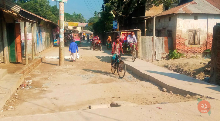 সুন্দরগঞ্জে খুঁটির জায়গা বাদে সড়ক নির্মাণ শেষ, চলাচলে ঝুঁকি
