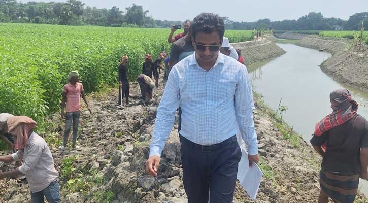 খাল পুনঃখননে ৭৩ লাখ টাকা সাশ্রয়, সরকারি কোষাগারে ফেরত দিলেন সালথার ইউএনও