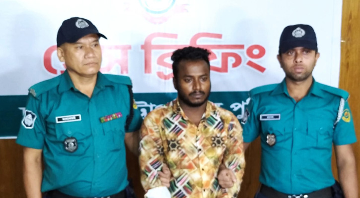 চট্টগ্রামের থানা থেকে লুট হওয়া অস্ত্র ও গুলিসহ ভ্যানচালক গ্রেপ্তার