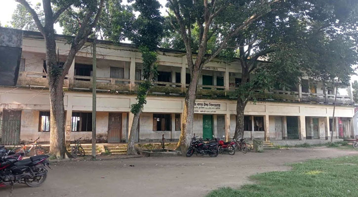 নরসিংদীতে ক্লাসরুমে টিকটক করার অপরাধের ৭ শিক্ষার্থী সাময়িক বরখাস্ত 