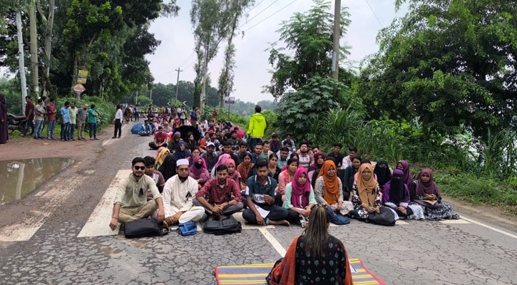 রবীন্দ্র বিশ্ববিদ্যালয়ের স্থায়ী ক্যাম্পাস চেয়ে মহাসড়ক অবরোধ