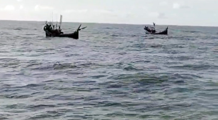 বঙ্গোপসাগরে মাছধরা ট্রলার ডুবি: উদ্ধার ১৪ জেলে ,  নিখোঁজ ৬