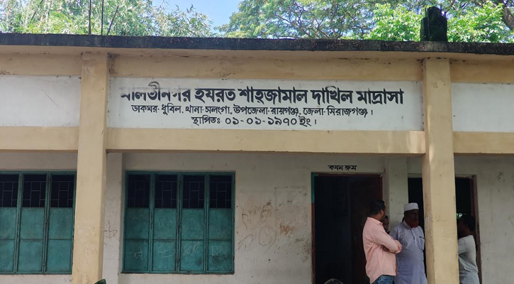 রায়গঞ্জে পরীক্ষার খাতা কেড়ে নিলেন স্থানীয়রা, জনগণের তোপে নিয়োগ পরীক্ষা স্থগিত