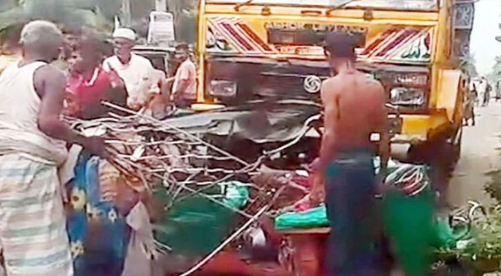 নোয়াখালীতে ট্রাকচাপায় দুই শিক্ষার্থীসহ নিহত ৬