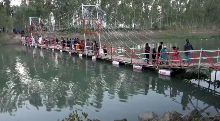 লালমনিরহাটে যুবদলের উদ্যোগে ৮০ মিটার দীর্ঘ ভাসমান সেতু নির্মাণ, জনদুর্ভোগ লাঘব