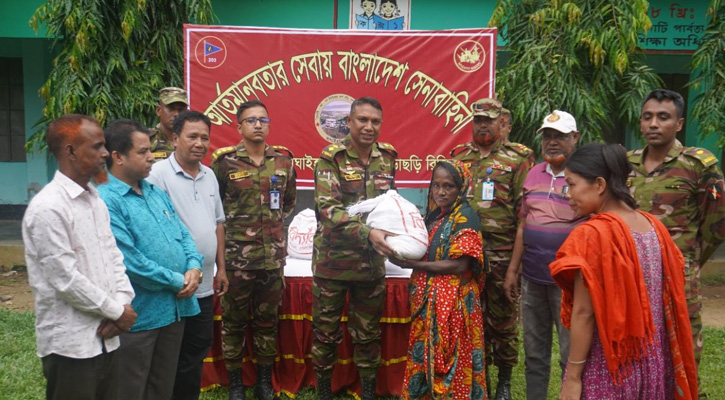 সেনাবাহিনীর বাঘাইহাট জোনের উদ্যোগে বন্যার্তদের মাঝে ত্রাণ বিতরণ