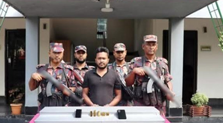 যশোরে ৫টি স্বর্ণের বারসহ পাচারকারী আটক