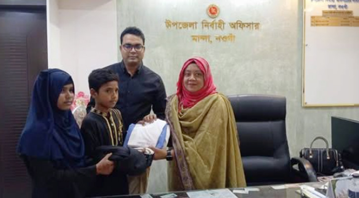 উপজেলা প্রশাসনের উদ্যোগে মান্দায় মেধাবী ও দরিদ্র শিক্ষার্থীদের স্কুল ড্রেস প্রদান