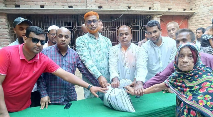 তানোরে বন্যায় ক্ষতিগ্রস্ত পরিবারের মাঝে খাদ্যসামগ্রী বিতরণ