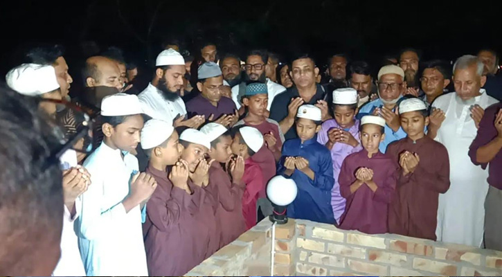 মা-বাবার কবর জিয়ারত করে নির্বাচনী প্রচার শুরু করলেন সেলিমুজ্জামান